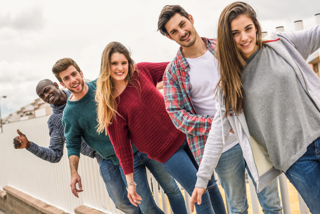 Gruppe junger Menschen im Freien