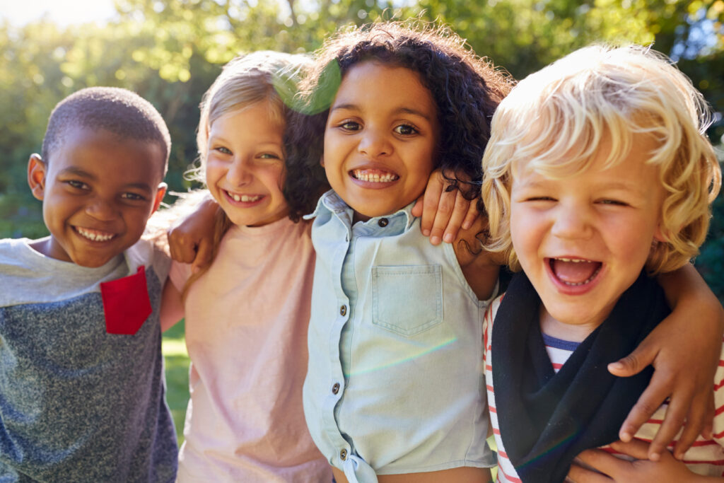 Kinder spielen zusammen im Garten
