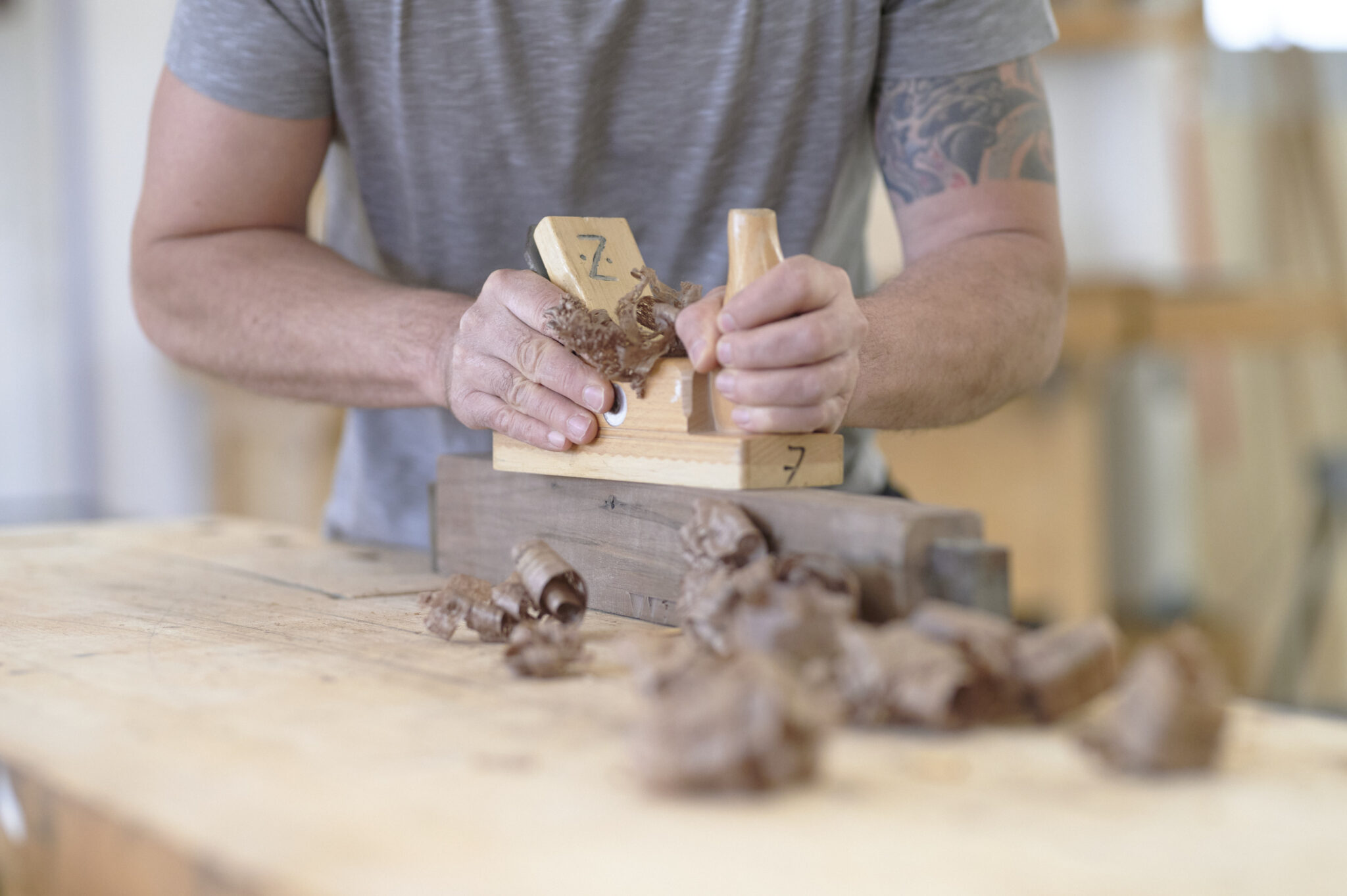 Hobeln per Hand in der Holzwerkstatt
