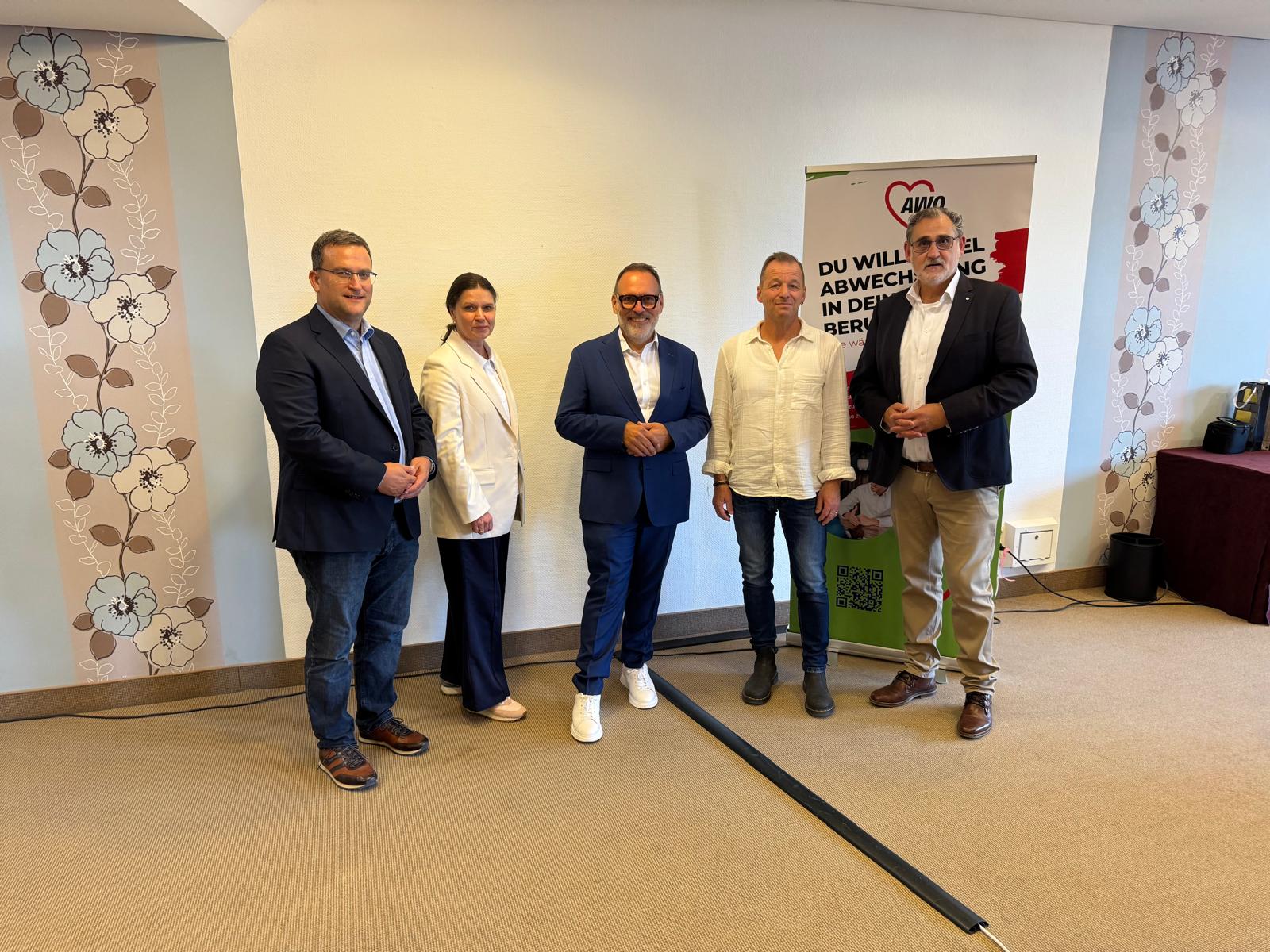 v. l. n. r.: Johannes Pfeifer (Vorsitzender), Prof. Dr. Edith Hansmeier (Kolping Hochschule Köln), Achim Rhein (Landesamt für Soziales, Jugend und Versorgung), Michael Bungarten (AWO Bezirksverband Rheinland e. V.), Bernd Wenig (Geschäftsführer AWO Fachverband Betreuungsleistungen e. V.). Fotograf: AWO Fachverband Betreuungsleistungen e. V. | Iulia Serban