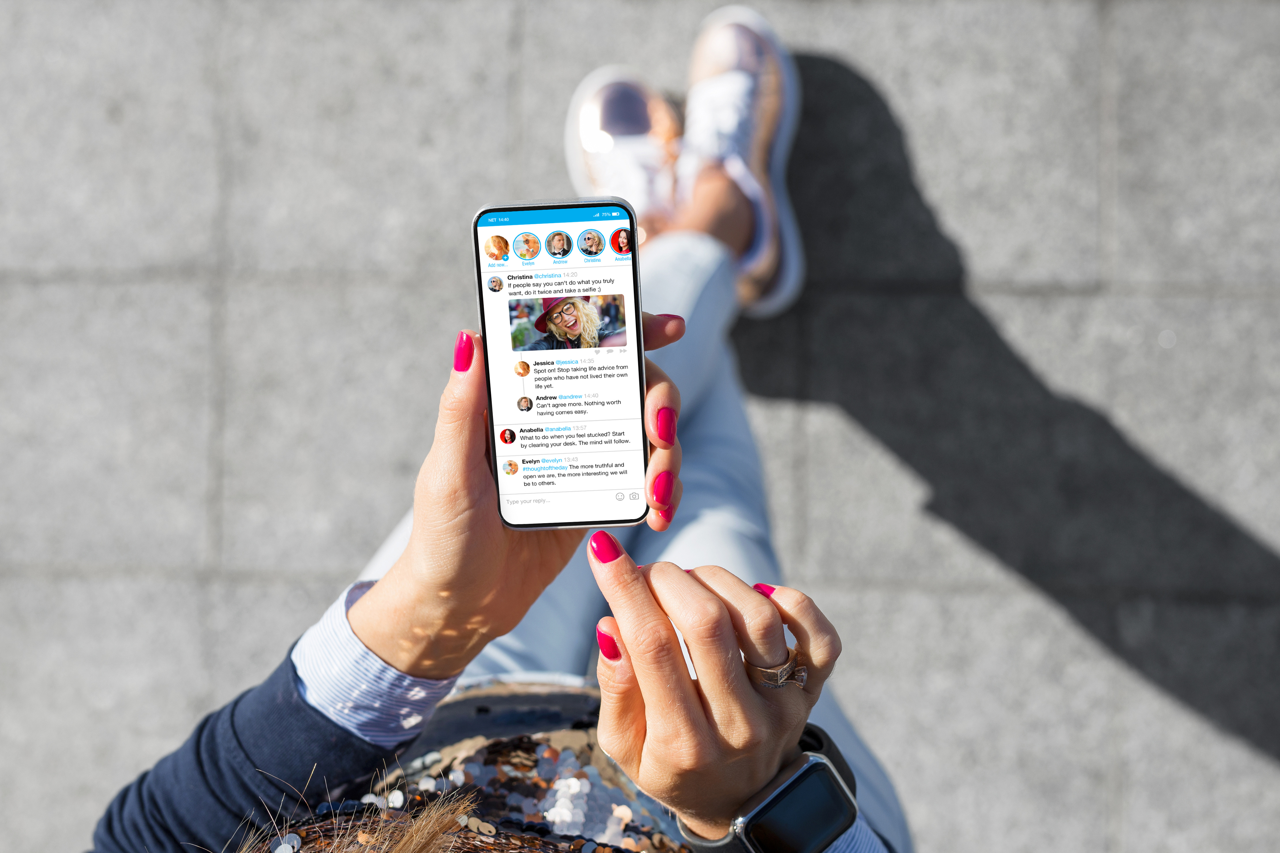 Person mit Smartphone – Symbolbild für aktuelle Nachrichten (Adobe Stock, Kaspars Grinvalds)