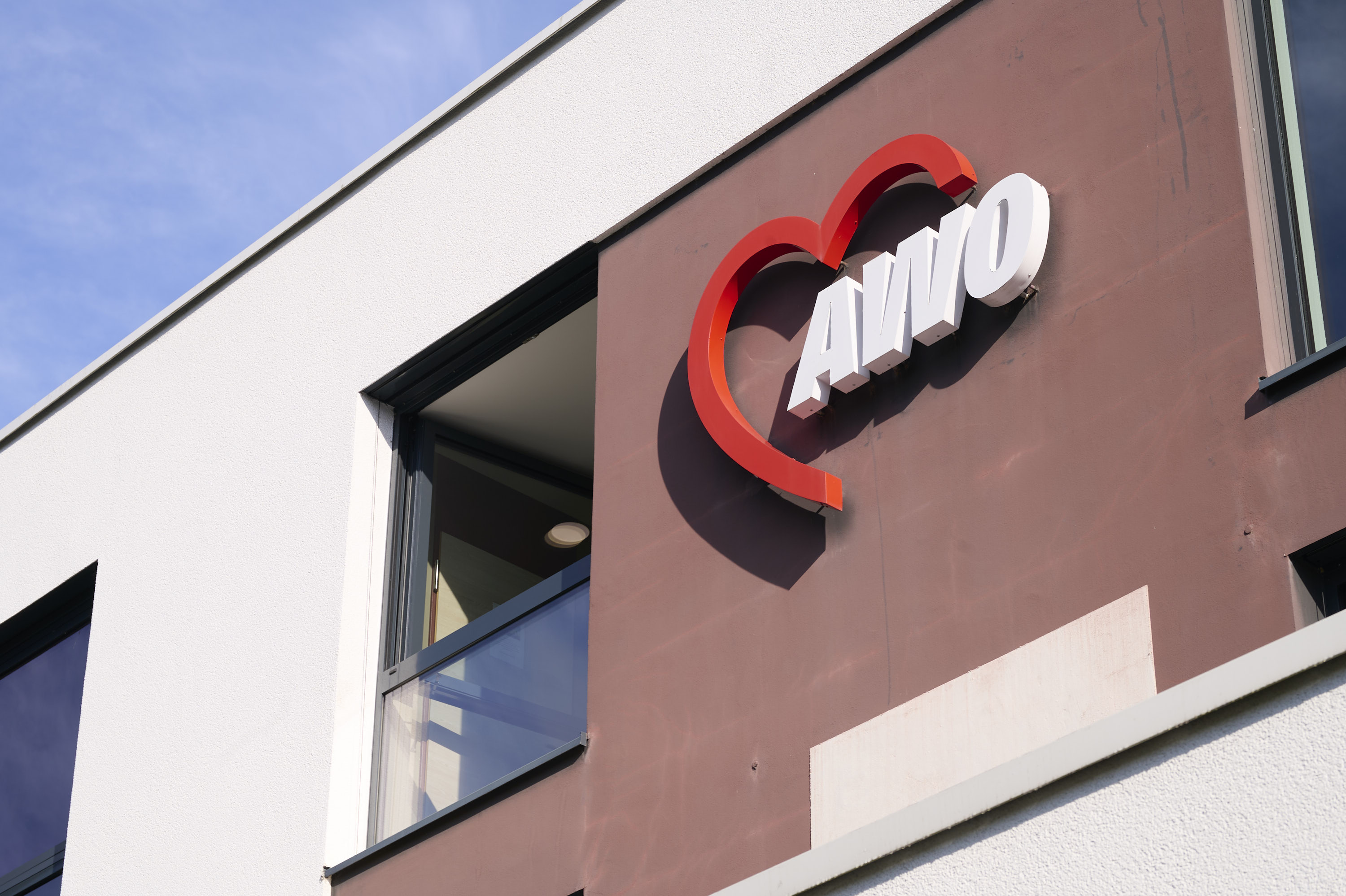 Aufnahme der Außenfassade der AWO Bezirksgeschäftsstelle. Im Ausschnitt sieht man den Gebäudeteil mit einem angebrachten AWO Herz.