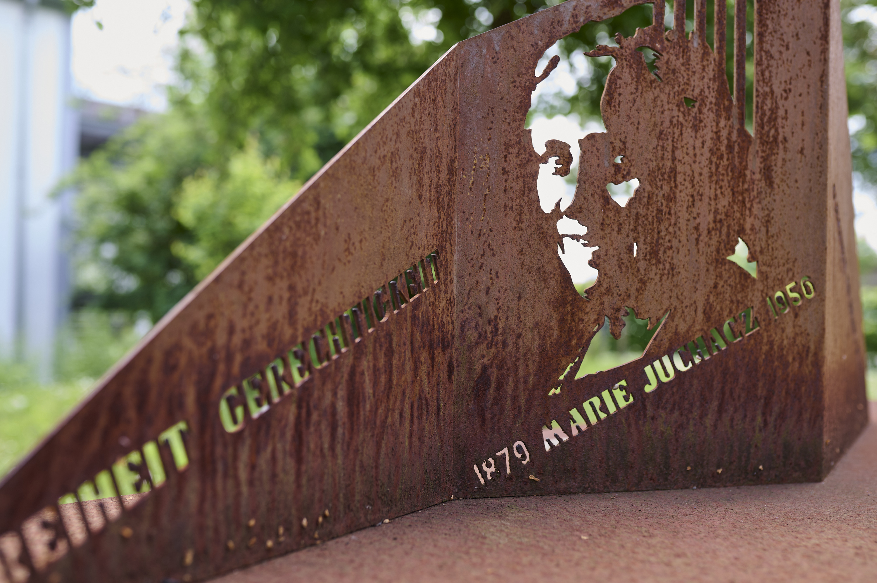 Vor der Bezirksgeschäftsstelle steht eine metallene Stele in Rostoptik mit einem Portrait von der AWO Gründerin Marie Juchacz und den AWO Werten